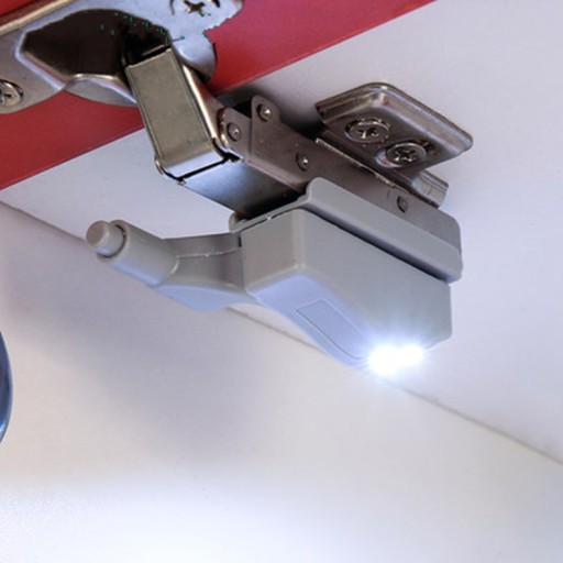 Svietidlo do skrinky s krídlovými dverami, 3 LED