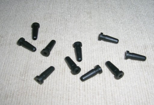 čierne PVC odľahčenie ťahu 4/2,3mm L=14,5mm 10 ks