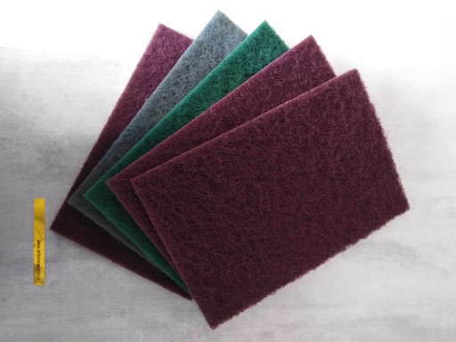 PLACHTA NETKANÁ 152*229MM GRANULÁCIA 80 HNEDÁ