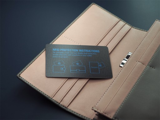 Karta, ktorá blokuje signály NFC a RFID