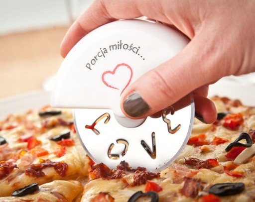 NÔŽ NA PIZZU V LÁSKE - PODÁVANIE PIZZA LÁSKY