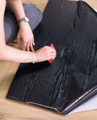 Samolepiaca fóliová dyha na nábytkové dvierka ČIERNA DREVO lesk 45x50
