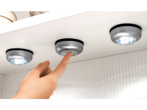3 LED SAMOLEPIACA BATÉRIOVÁ LAMPA DO ŠATNÍKA