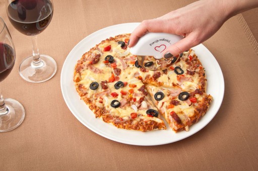 NÔŽ NA PIZZU V LÁSKE - PODÁVANIE PIZZA LÁSKY