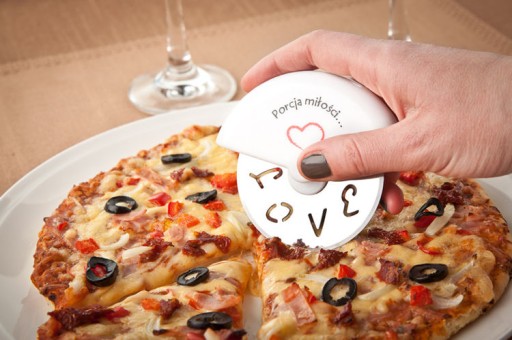 NÔŽ NA PIZZU V LÁSKE - PODÁVANIE PIZZA LÁSKY