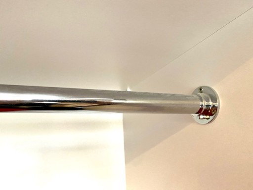 Tyč, priemer rúry 25 na skriňu 60 cm + 2 rozety