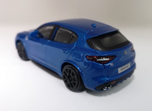 Corvette Stingray 1:43 model Bburago 18-30250