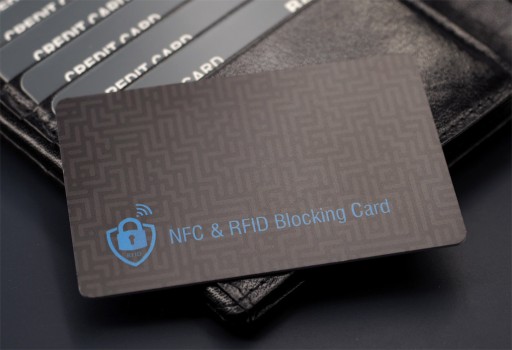 Karta, ktorá blokuje signály NFC a RFID