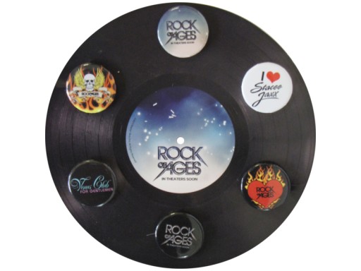 6x ODZNAK S FILMOVOU PLAKOU ROCK OF AGES