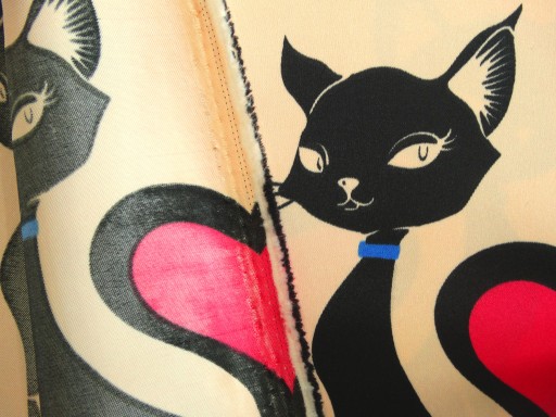 MG TK záclona SATIN BLACK CATS HEARTS lososová 145