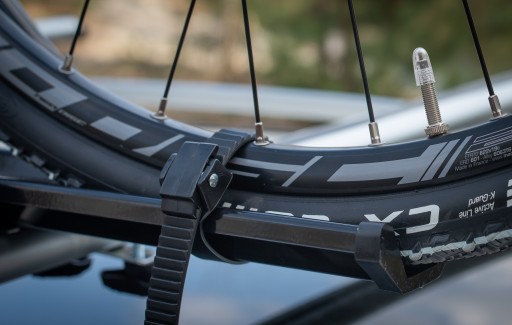 PÁSKA NA PÁSKU UPEVŇUJÚCA RUKOVÄŤ KOLESA A BICYKLA