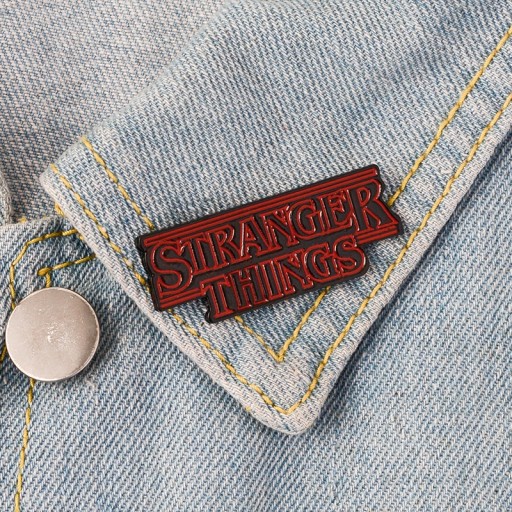 Stranger Things Scoops Ahoy smaltovaný špendlík