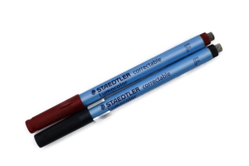 FINISH UMÝVAJÚCI ZNAČOVAČ ČERVENÝ a ČIERNY STAEDTLER 2 ks