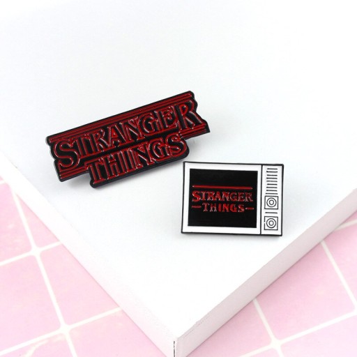 Stranger Things Scoops Ahoy smaltovaný špendlík