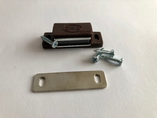 Magnetická západka na nábytok hnedá 46 x15
