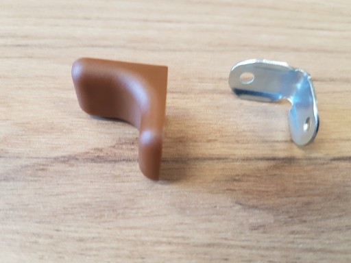 Nábytková spojka, uholník orech plast + kov 4 ks