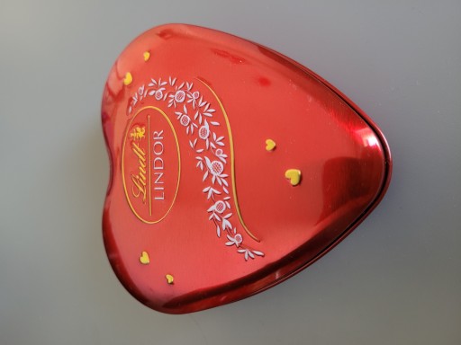 Darčekové čokolády Lindt LINDOR Pralinková srdiečková mliečna čokoláda 50g