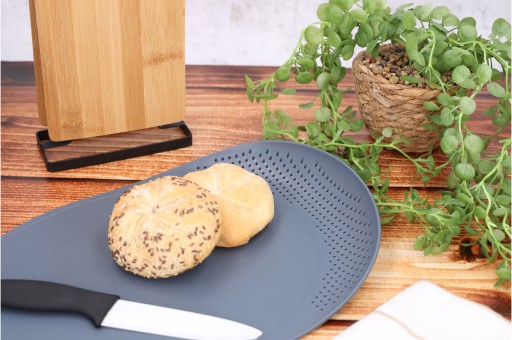 KUCHYŇSKÁ PLASTOVÁ DOSKA NA KRAJENIE S PODNOBKOU SIVÁ 37x25CM PRAKTICKÁ