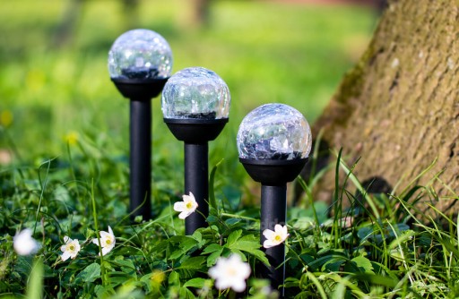 LED solárne záhradné svietidlo so sklenenou guľou