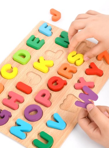 DREVENÉ PÍSMENÁ ABECEDA HÁDANKA VZDELÁVACIE HLADÁČKY TRIEDAČ PUZZEL DARČEK NA UČENIE