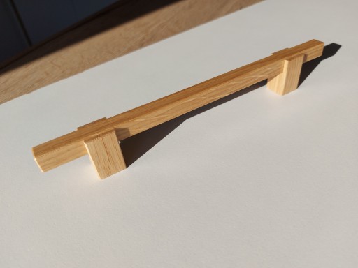 Drevená nábytková rúčka z dubu, dĺžka: 230 mm