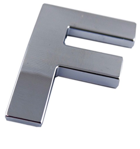 ZNAK PÍSMENO CHROMOVANÉ PÍSMENO F F VEĽKÉ 5,6CM R5M08