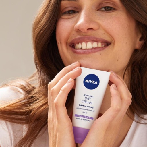 NIVEA 24H hydratačný upokojujúci denný krém SPF15 50 ml