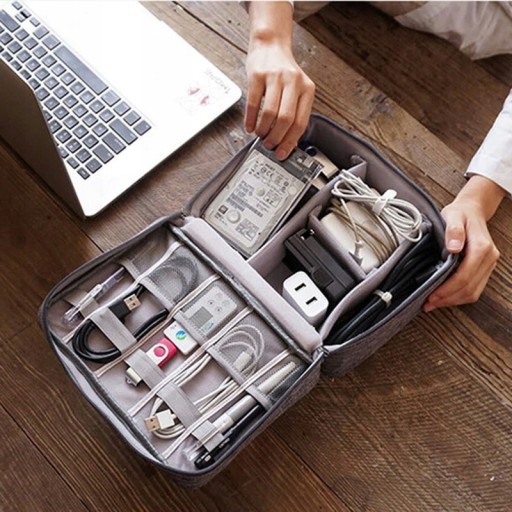 ŠEDÝ CESTOVNÝ ORGANIZÁTOR NA KÁBLE, USB NABÍJAČKY, s puzdrom na zips
