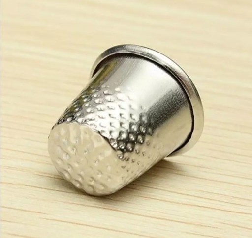 Poniklovaný kovový náprstok 18mm