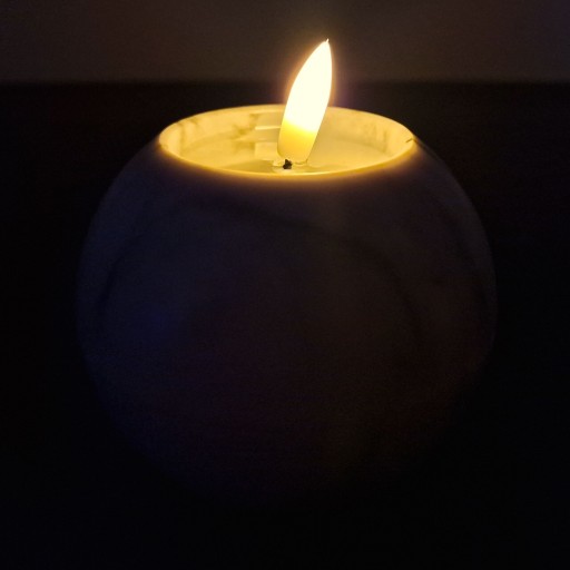 Dekoratívna sviečka na batérie KULA Black Marble LED s výdržou až 30 dní