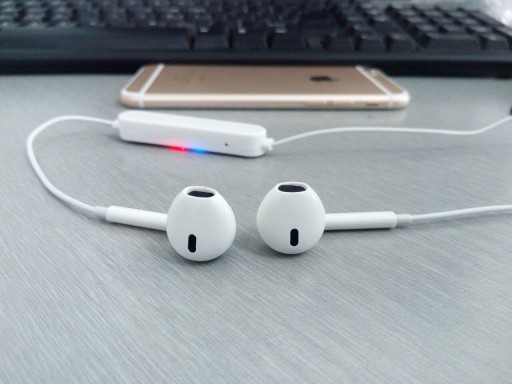 BEZDRÔTOVÉ ŠPORTOVÉ SLÚCHADLÁ BLUETOOTH USB MIKROFÓN BIELY