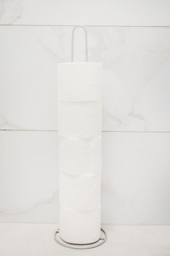 Vysoký kovový stojan na toaletný papier