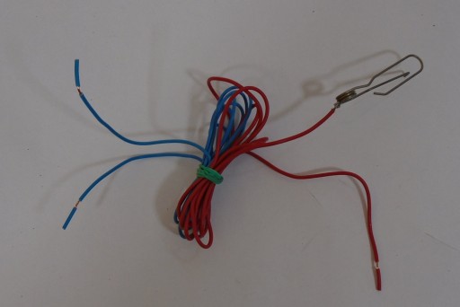 Pripojte drôt pomocou spony k elektrifikátoru k plotu