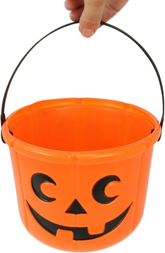 Halloweenska dekorácia vo vedierku na cukrovinky z tekvice
