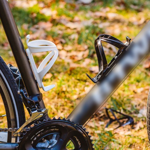 ĽAHKÝ DRŽIAK NA FĽAŠU NA BICYKEL NA RÁM PRISkrutkovaný K BICYKLU, ČIERNA