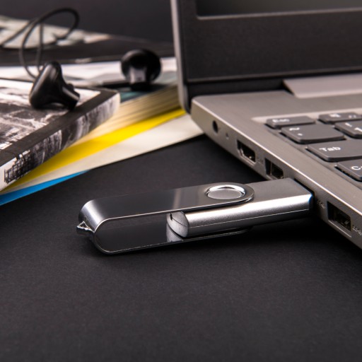 DARČEK DARČEK PRE ŠTUDENTA PENDRIVE 8 GB + GRAVÍR