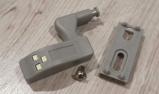 SVETLO DO ŠATNÍKA S VÝKLÁDZAMI DVERE 3 LED BATÉRIE