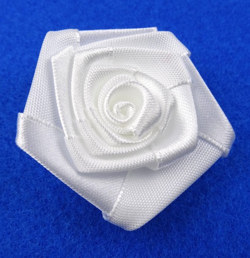 BIELE ruže 4,5 cm, veľké, saténové, 1 ks 0601