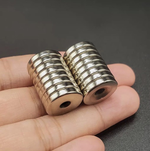 NEODYMIOVÝ MAGNET S OTVOROM NA SKRUTKU 15X3 SILNÝ