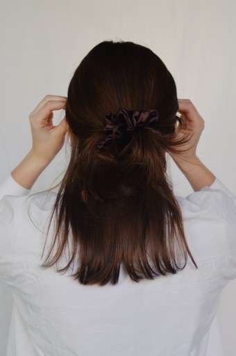 Saténová scrunchie kravata do vlasov Tmavá čokoláda