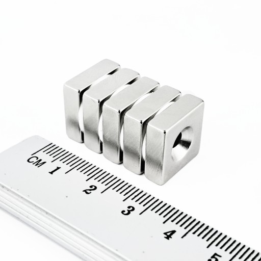 NEODYMOVÝ MAGNET NA SKRUTKU 15x15x5 S OTVOROM 8x4 - 2 KS + SKRUTKY
