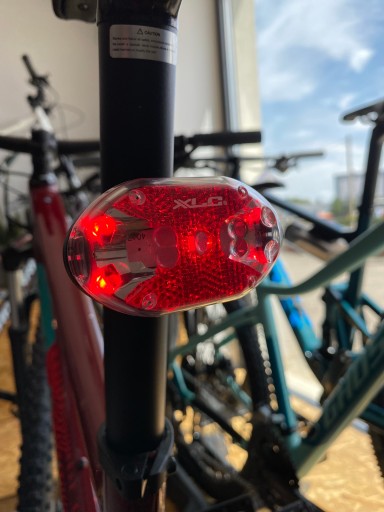 Zadné svetlo na sedlovku XLC THEBE 5X LED napájané z batérie