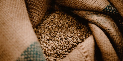 KEŇA KÁVOVÉ ZRNKY, ČERSTVO PRAŽENÉ 72 HODÍN PO RASTINÍ ARABICA 200 g