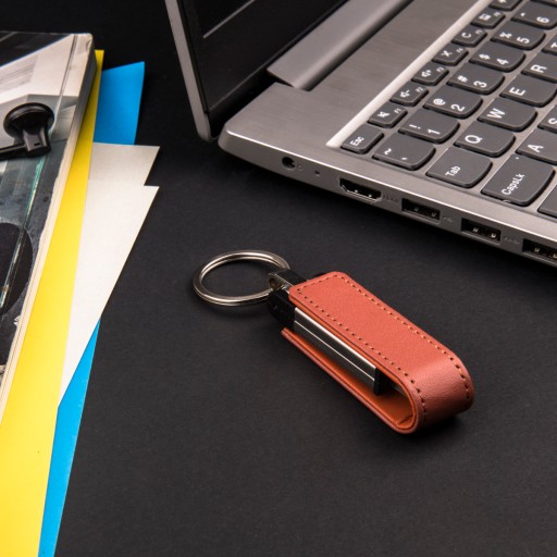 Kožená kľúčenka Pendrive hnedá 512 MB dát
