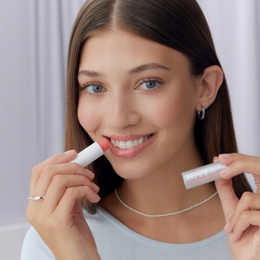 Hydratačný balzam na pery Nivea Hyaluron Lip Moisture Plus Sheer Rose