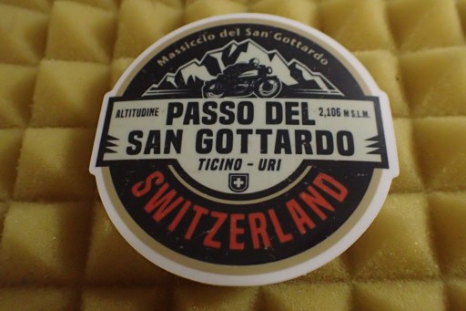NÁLEPKA PASSO DEL SAN GOTTARDO ŠVAJČIARSKO NÁLEPKA 6,6 x 6,6 cm KOLEKCIA
