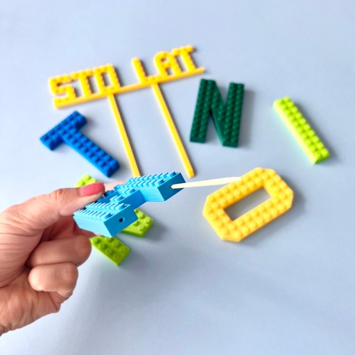 KAJAWIS Samolepky na stenu 3D PÍSMENA LEGO Písmená L MENO Písmená na tortu