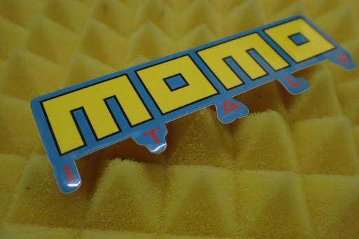 NÁLEPKA MOMO ITALY NÁLEPKA 10 x 3 cm