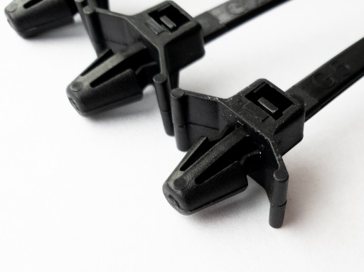 Zasúvacie sťahovacie pásky s kolíkom 130x4,8 mm Čierna
