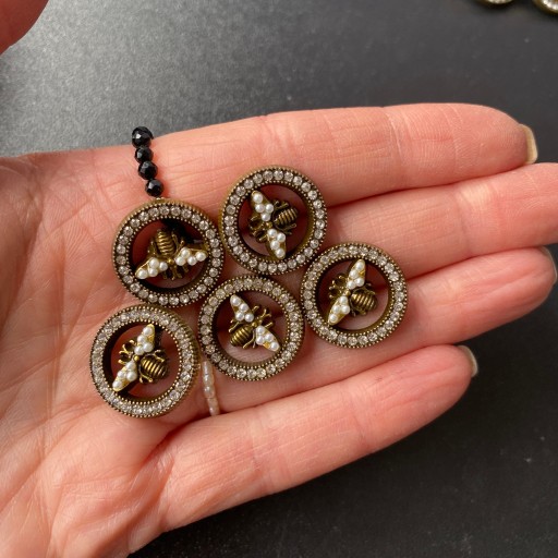 Hnedý kovový gombík Bee so zirkónmi 17 mm